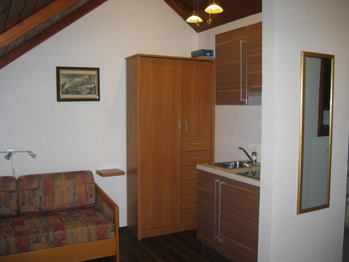 Apartments Larsen Омиш Экстерьер фото