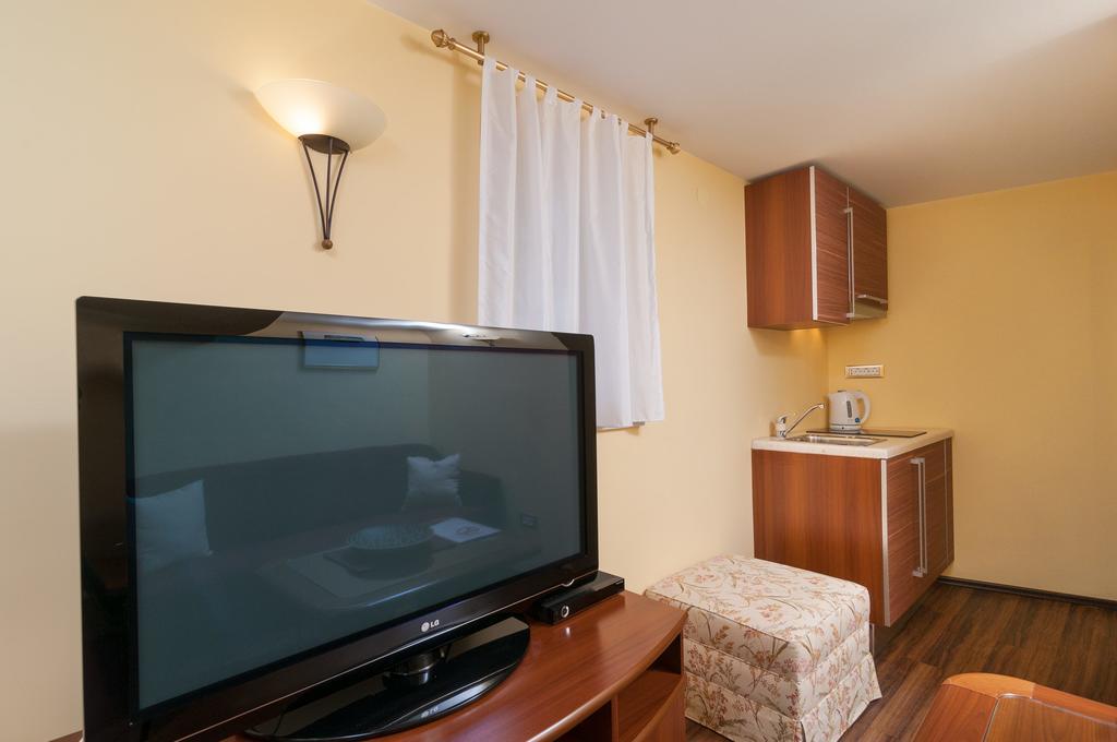 Apartments Larsen Омиш Экстерьер фото