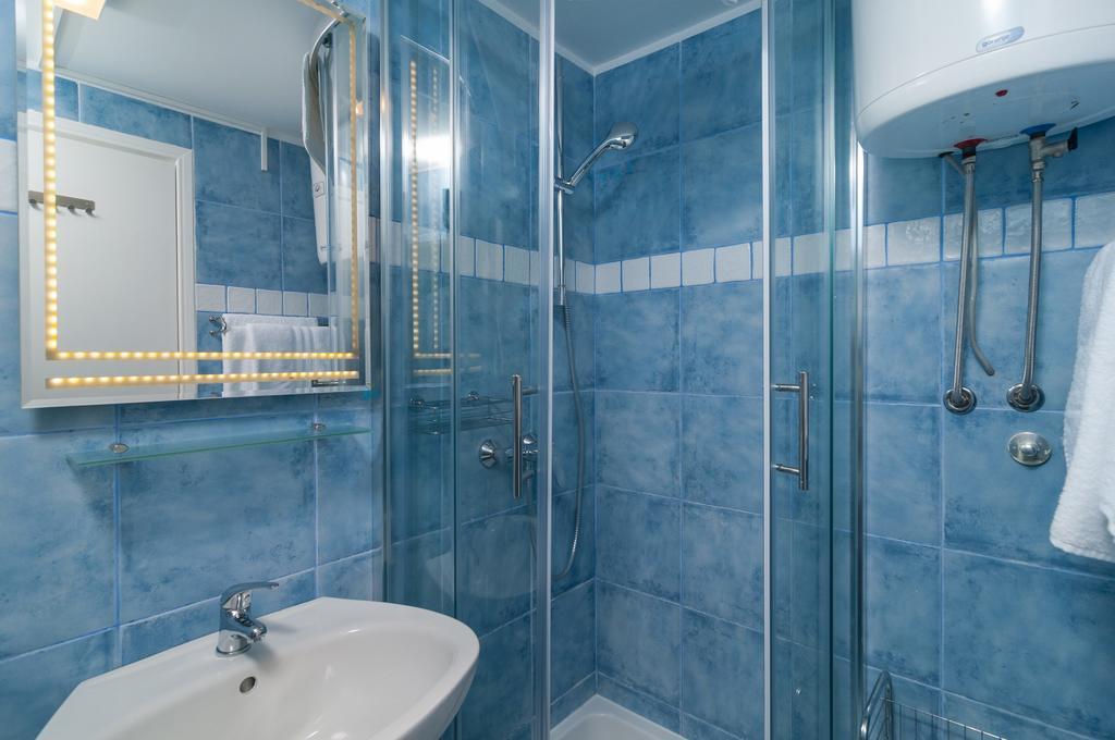 Apartments Larsen Омиш Экстерьер фото