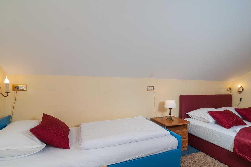 Apartments Larsen Омиш Экстерьер фото