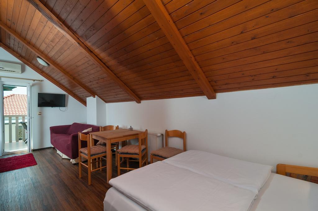 Apartments Larsen Омиш Экстерьер фото