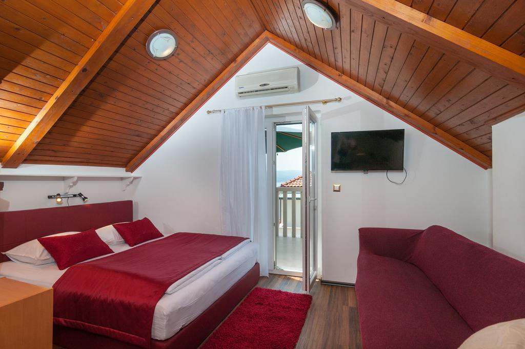 Apartments Larsen Омиш Экстерьер фото