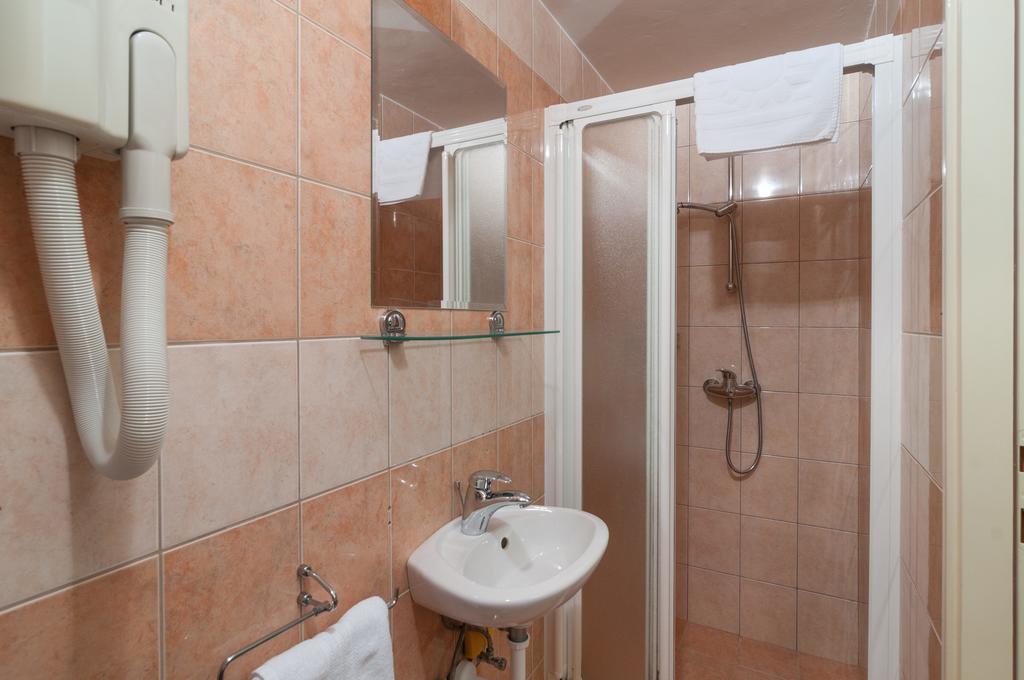 Apartments Larsen Омиш Экстерьер фото