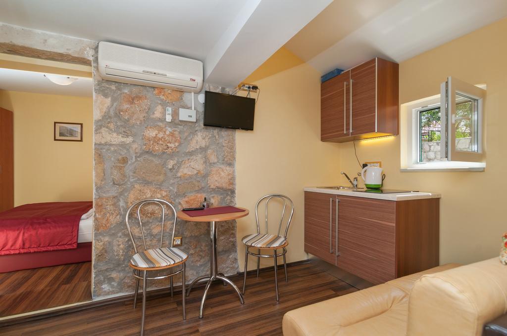 Apartments Larsen Омиш Экстерьер фото