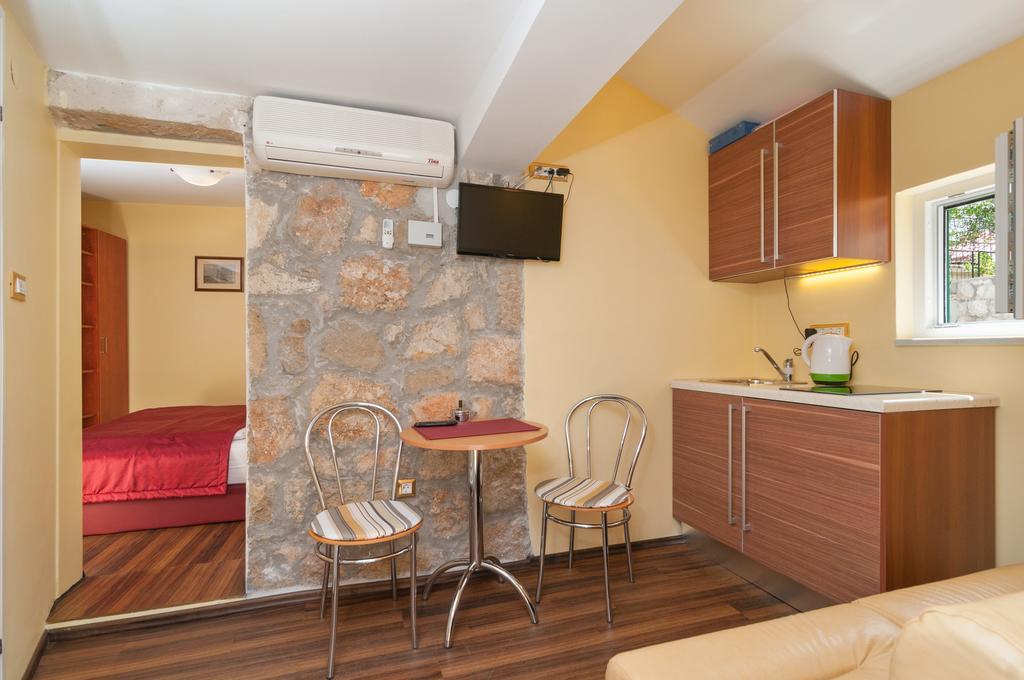 Apartments Larsen Омиш Экстерьер фото