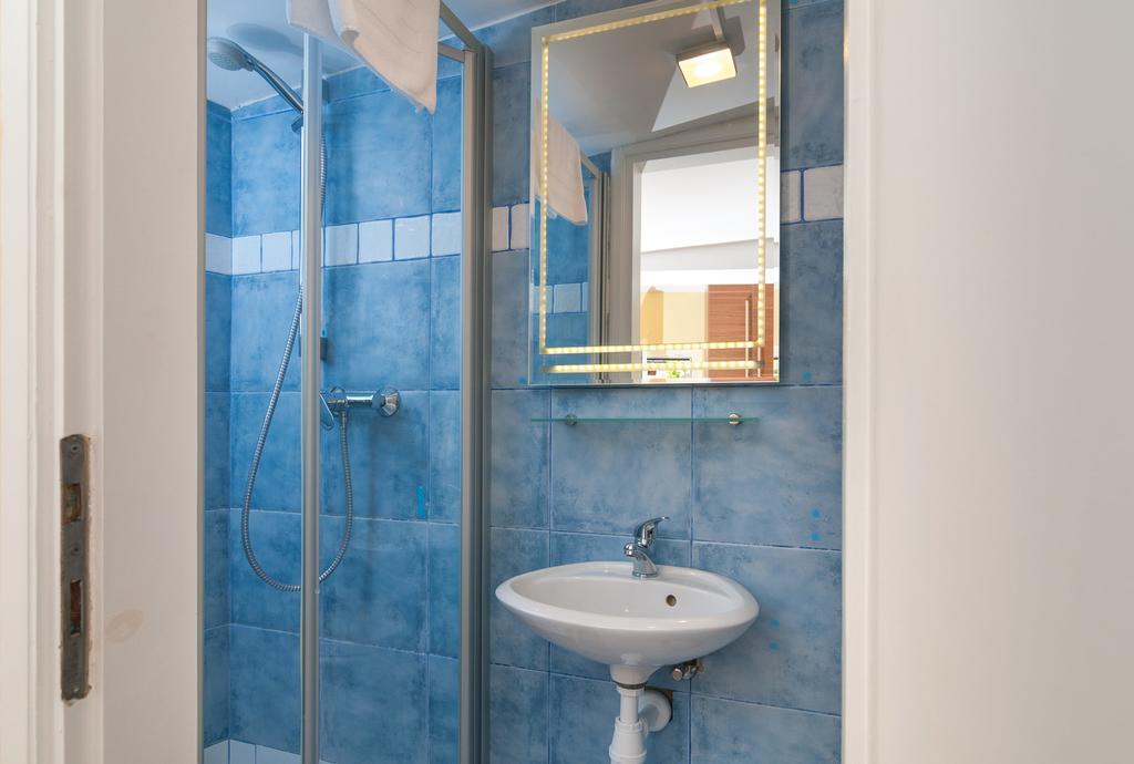 Apartments Larsen Омиш Экстерьер фото