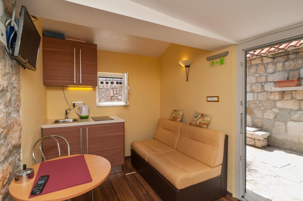 Apartments Larsen Омиш Экстерьер фото