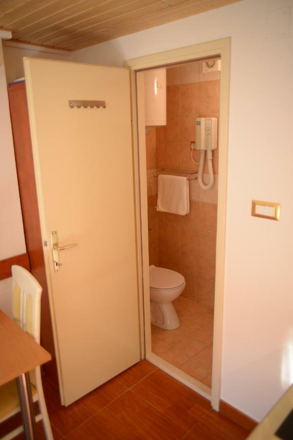 Apartments Larsen Омиш Экстерьер фото