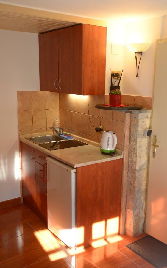 Apartments Larsen Омиш Экстерьер фото